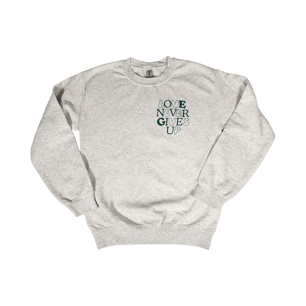 Gildan Heavy Blend Ash‎ Grey Sweatshirt Love Never Gives Up Graphic Crewneck S